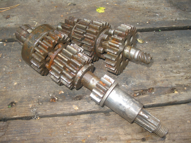 Jawa 353 (250 cc) vaihteiston akselit ja rattaat