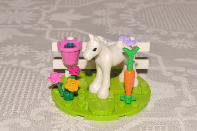 LEGO Friends - Valkoinen varsa laitumella -