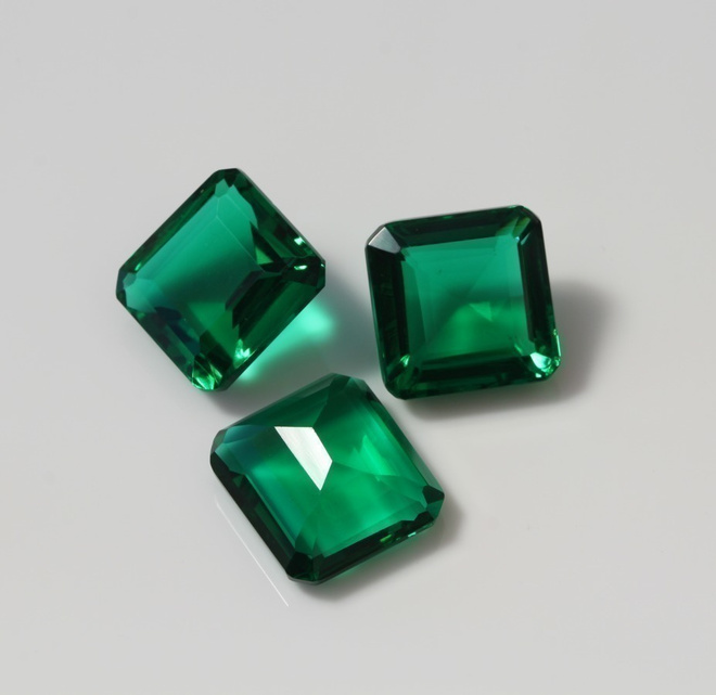 Iso Hieno Smaragdi 17.60ct  (imitaatio!)
