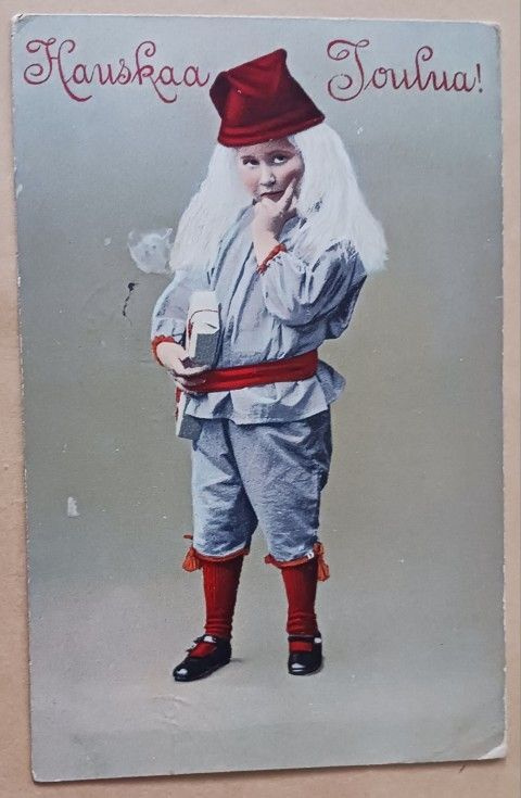 Pieni tonttuleidi ujostelee paketin kanssa, p. 1910
