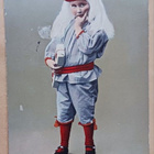 Pieni tonttuleidi ujostelee paketin kanssa, p. 1910 - pikkukuva 1