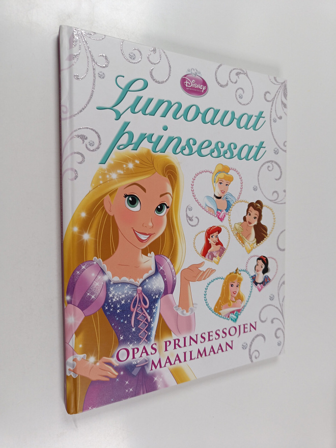Tanja Falk : Lumoavat prinsessat : opas prinsessojen maai...