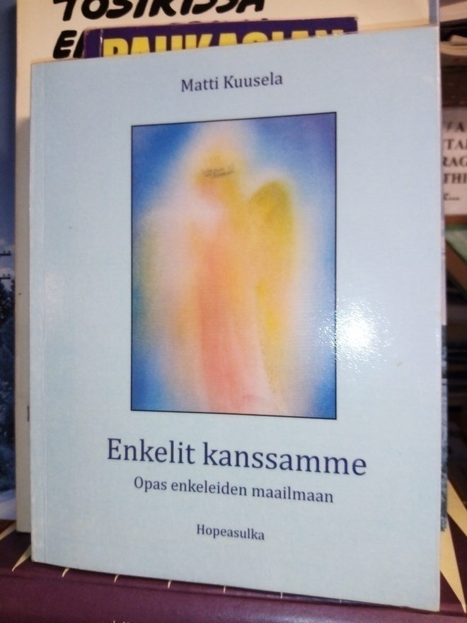 KUUSELA :  ENKELIT KANSSAMME ( SIS POSTIKULU  )