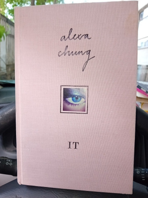 Alexa Chung : It ( SIS POSTIKULU )
