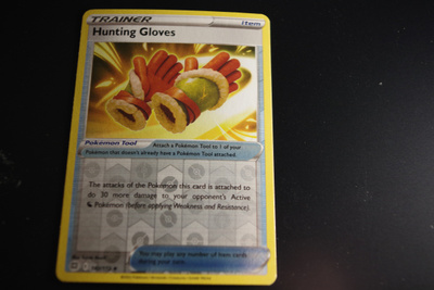 Hunting Gloves 142/172, Brilliant Stars -22, holo uncommon