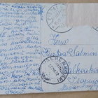 Tyttö ruokailee, mäyräkoirat katselevat, p. 1922 - pikkukuva 2