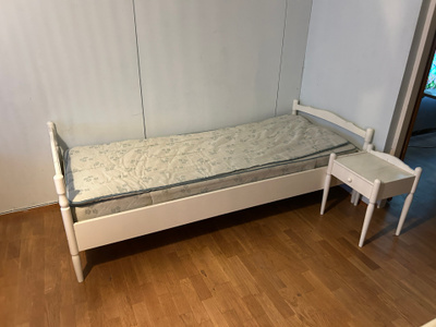 Valkoinen puinen sänky 80 cm ja yöpöytä