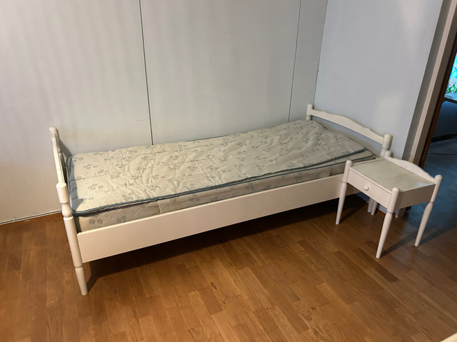 Valkoinen puinen sänky 80 cm ja yöpöytä
