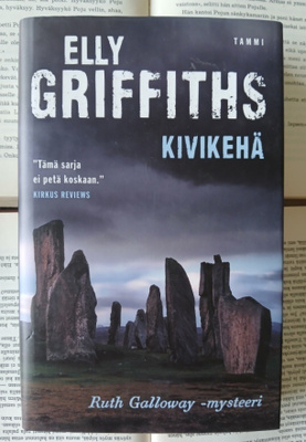 Elly Griffiths - Kivikehä (sid.)