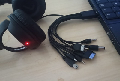 USB latauskaapeli useammalla liitinpäällä