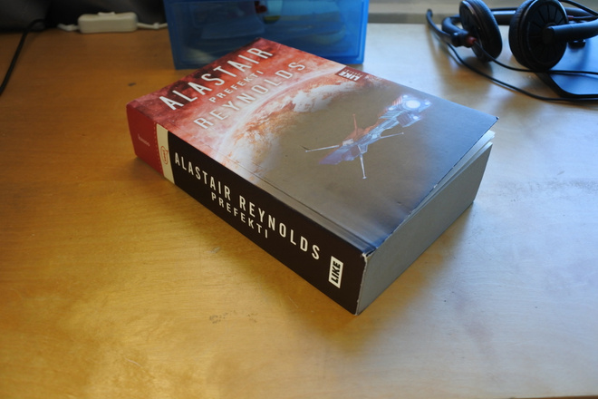 Alastair Reynolds: Prefekti, pokkari, hyvä
