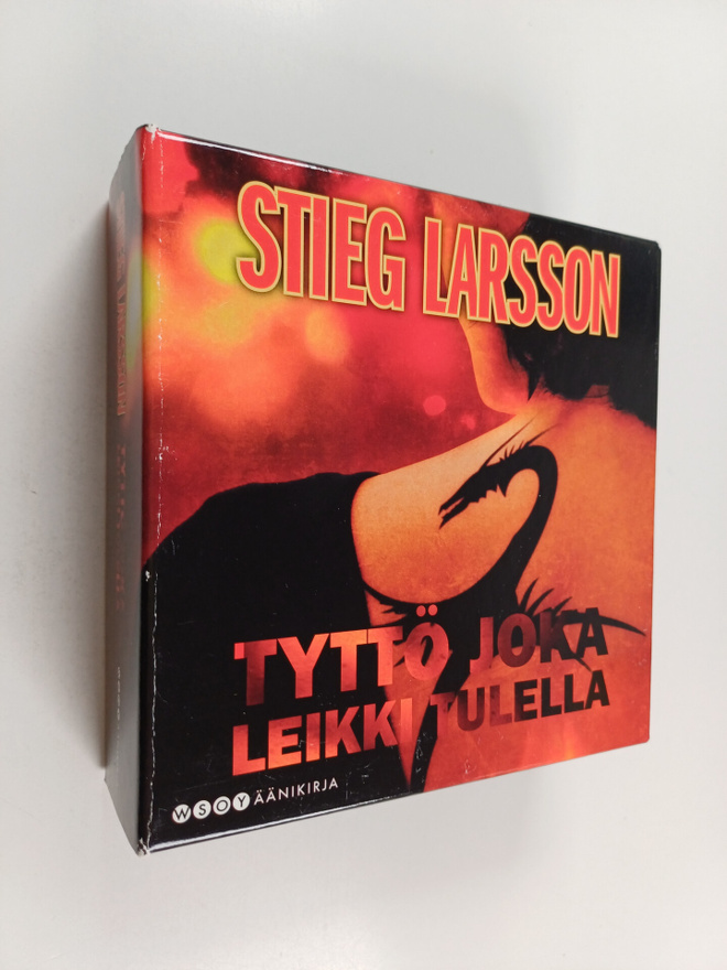 Stieg Larsson : Tyttö joka leikki tulella