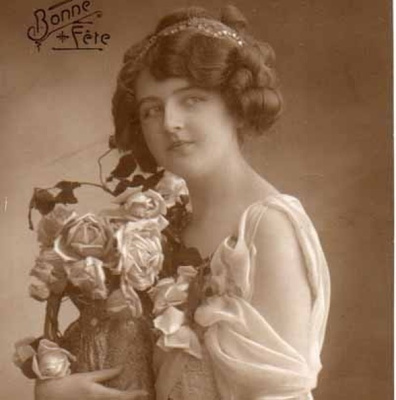NAINEN / Klassisen kaunis tyttö ruusuja sylissään. 1900-l.