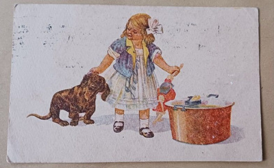 Lapsi kylvettää leluja, mäyräkoirakin odottaa... p. 1920