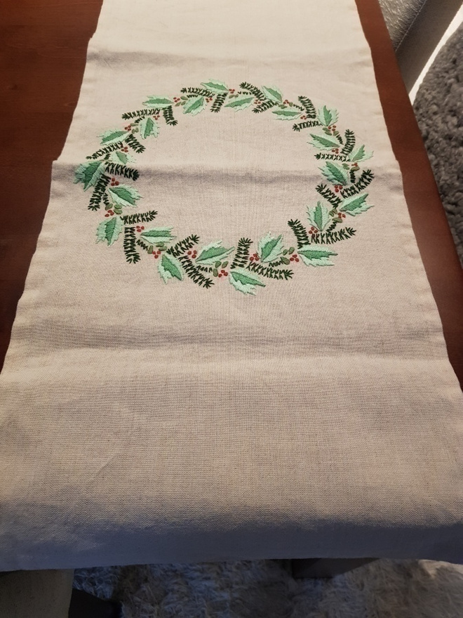 Kirjailtu Pöytäliina / Liina