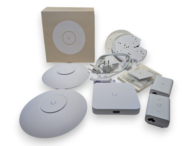 Unifi verkkolaitteita, UCG Ultra + 2x Wifi 6 Pro + 2x Poe