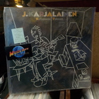 J. KARJALAINEN - KELTAISESSA TALOSSA EX+/M- LP + NIMMARI - pikkukuva 1