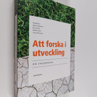 Juhani Koponen : Att forska i utveckling : en inledning - pikkukuva 1