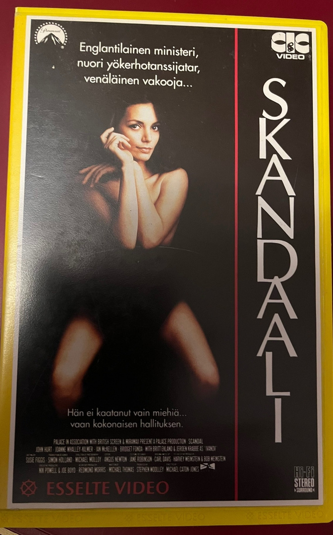 SKANDAALI (Michael Caton-Jones) Suomi VHS