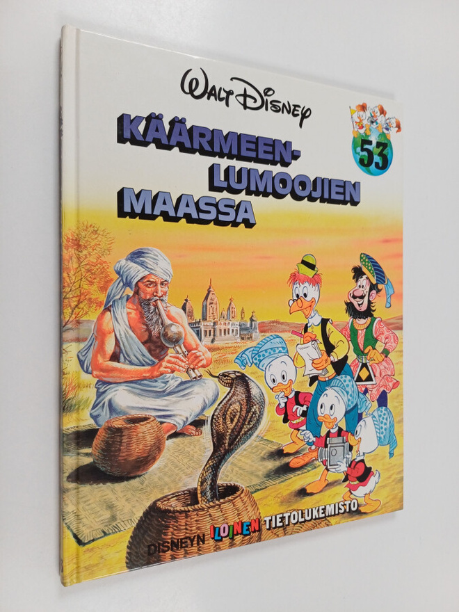 Walt Disney : Käärmeenlumoojien maassa