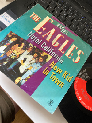 Eagles Hotel California ger single oldiethek