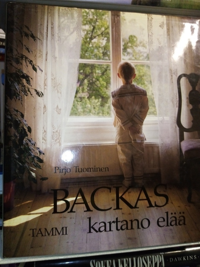 Tuominen :  Backas kartano elää ( SIS POSTIKULU)