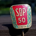 SDP 50 vuotta emalinen neulamerkki. Halkaisija - 19 mm. - pikkukuva 1