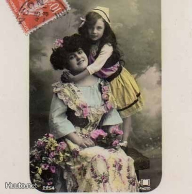 ÄITI / Tyttö halaa tummaa, kaunista äitiään. 1900-l.