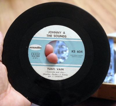 Johnny & The Sounds –Tunti Vain / Mä Elän Yhtä Päivää