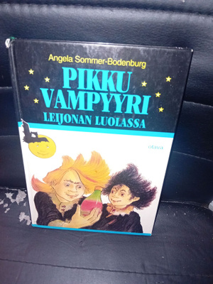 Sommer-Bodenburg : Pikku vampyyri leijonan luolassa