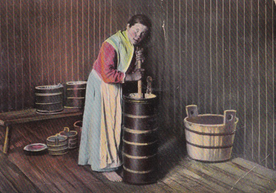 Nainen kirnuamassa, Wanhakortti b596