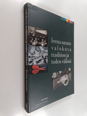 Leena Saraste : Valokuva tradition ja toden välissä