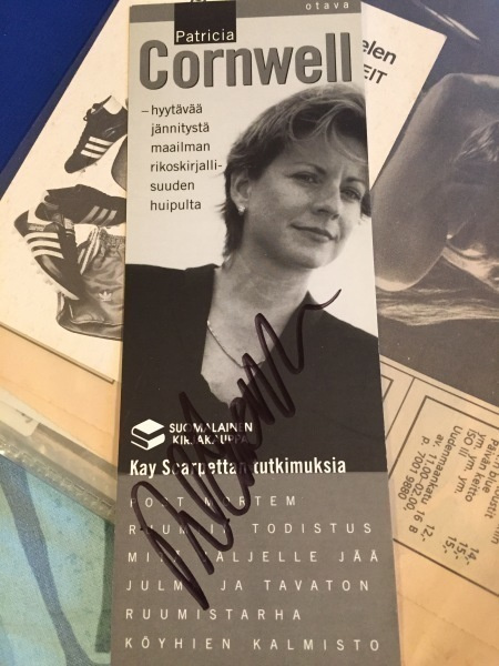 Patricia Cornwell kirjanmerkki aidolla nimikirjoituksella