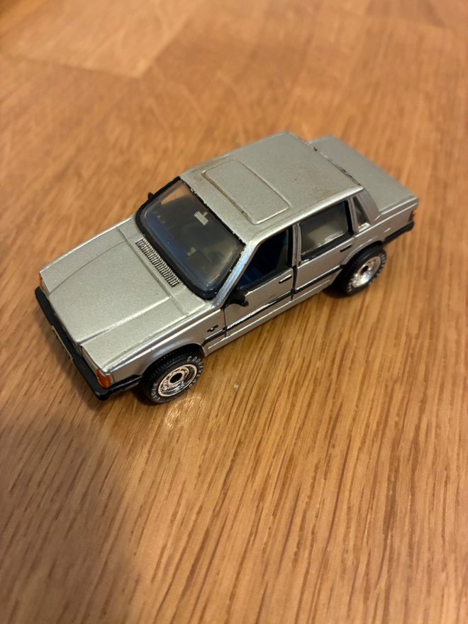 Volvo 760 GLE vanha pikkuauto n 1/64
