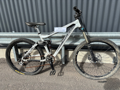 [LT-27644-2025]  TREK EX9 täysjousto maastopyörä