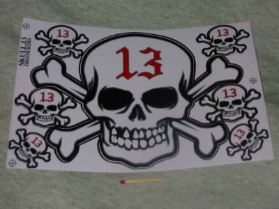 Iso Pääkallo Lucky 13 tarra-arkki, punainen 13