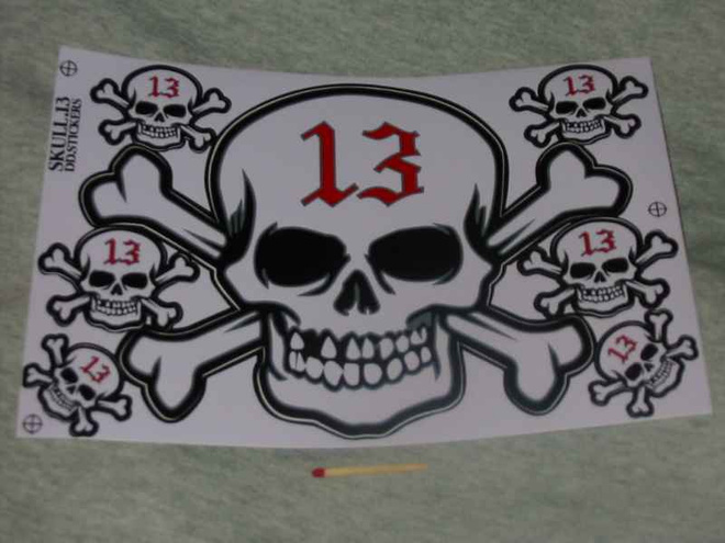 Iso Pääkallo Lucky 13 tarra-arkki, punainen 13