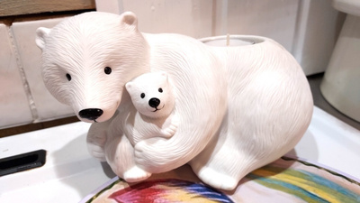 SULOINEN PARTYLITE JÄÄKARHUEMO JA POIKANEN -TUIKKUVOTIIVI