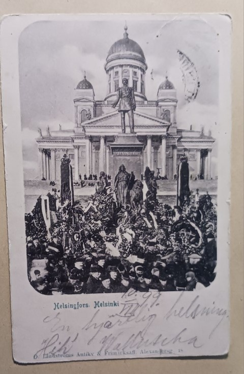 Helsinki, Aleksanteri II:n patsas kukitetaan, väkeä, p. 1899