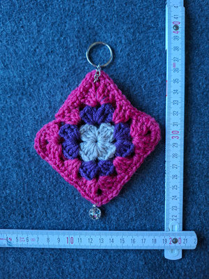 Alina´s Handmade virkattu avaimenperä airpodin suojakoteloon