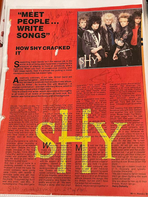 SHY -yhtyeen nimikirjoitukset musalehden sivulla