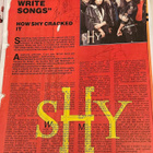 SHY -yhtyeen nimikirjoitukset musalehden sivulla - pikkukuva 1