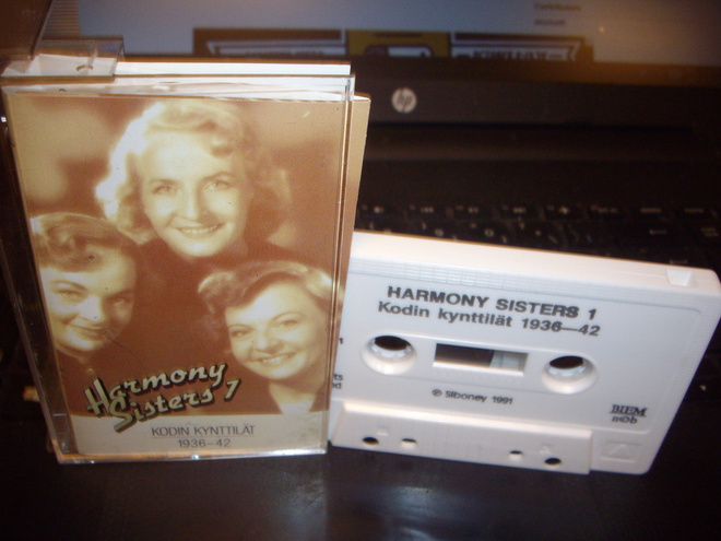 C-kasetti ; Harmony Sisters 1 : Kodin kynttilät 1938-42