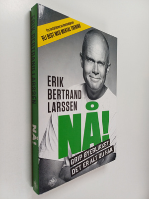 Erik Bertrand Larssen : Nå! : Grip oyeblikket det er alt ...