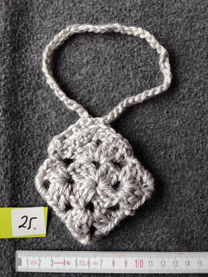 Alina´s Handmade virkattu avaimenperä airpodin suojakoteloon