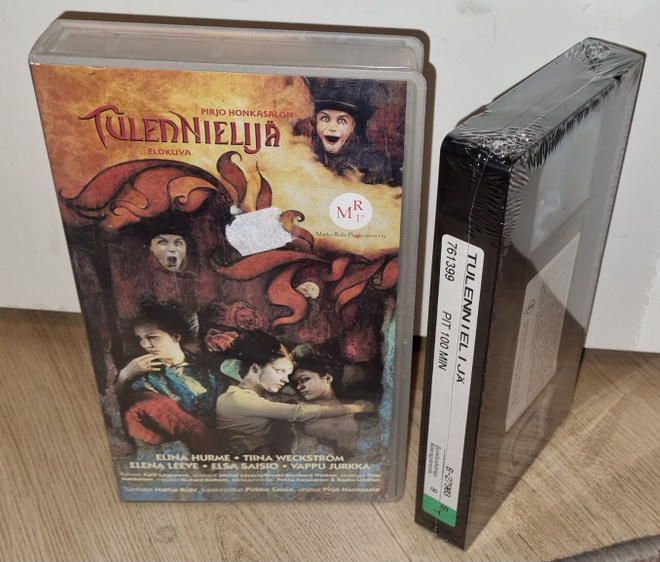 VHS Tulennielijä , muoveissa, Pirjo Honkasalo