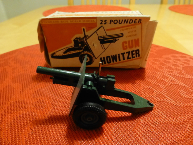 Britains 9705 howitzer 25 tuumaa + anti tankki tykki, 2kpl
