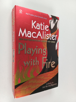 Katie MacAlister : Playing with Fire - A Novel of the Sil...