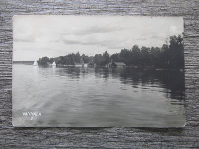 VAMMALA.....taloja rannalla ja purjeveneitä, vanha valokuva.