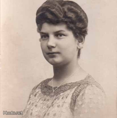 NAINEN / Tummahiuksinen tyttö ja kaulakoru. 1920-l.